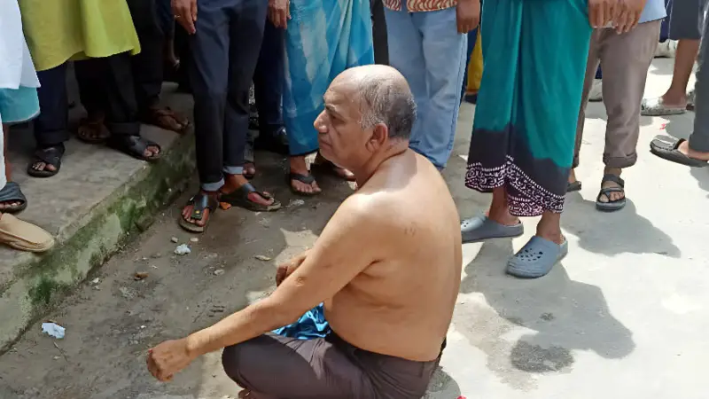 কুমিল্লায় আ.লীগ নেতাকে মারধর করে পুলিশ দিলেন স্থানীয়রা